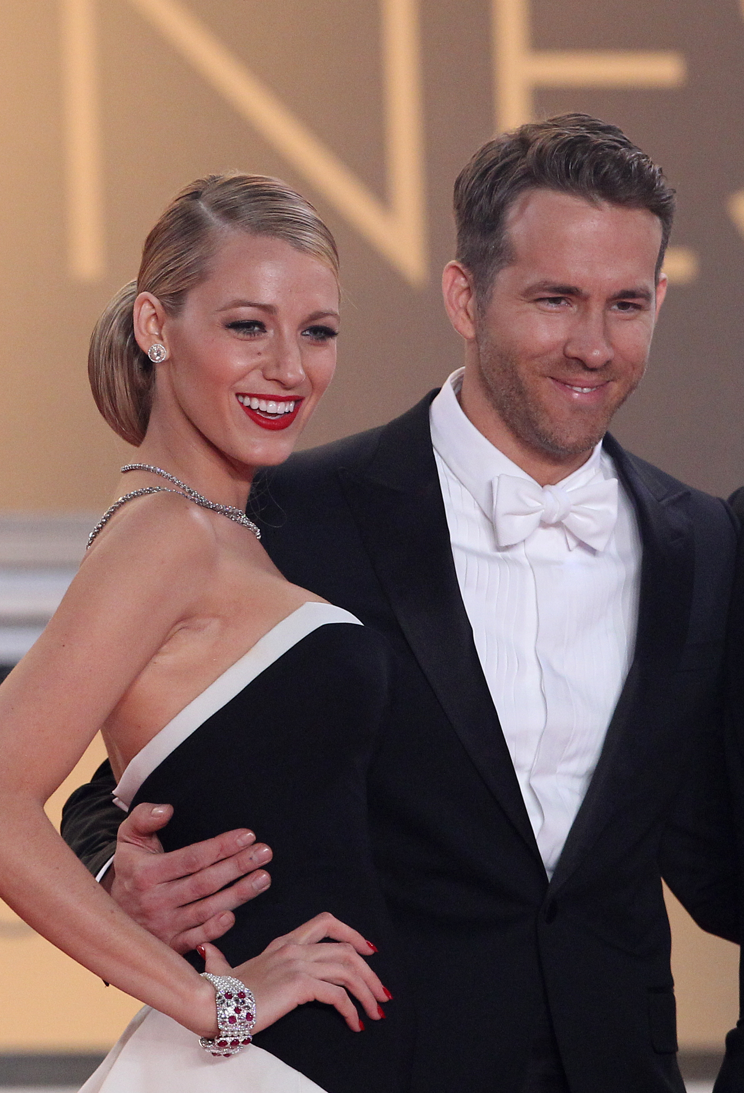Blake lively and ryan reynolds. Гослинг и лайвли. Гослинг и лайвли. Блейк лайвли и гослинг. Гослинг и лайвли.