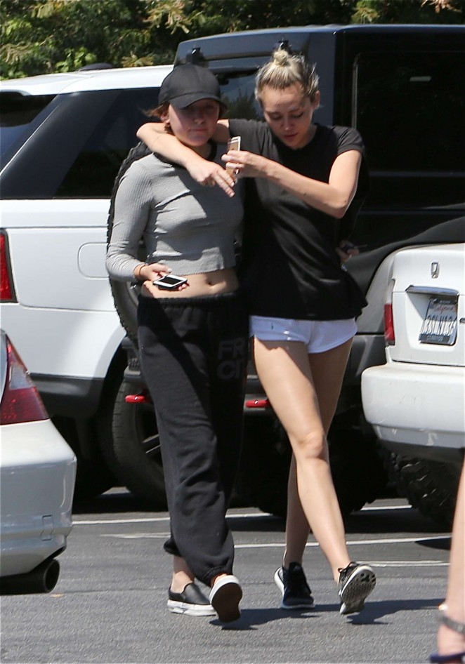 Miley Cyrus in Shorts 12 662 x 946
