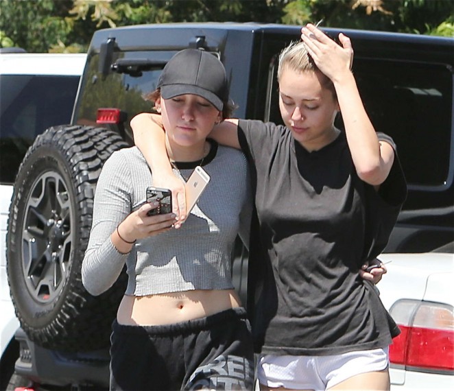 Miley Cyrus in Shorts 15 662 x 570