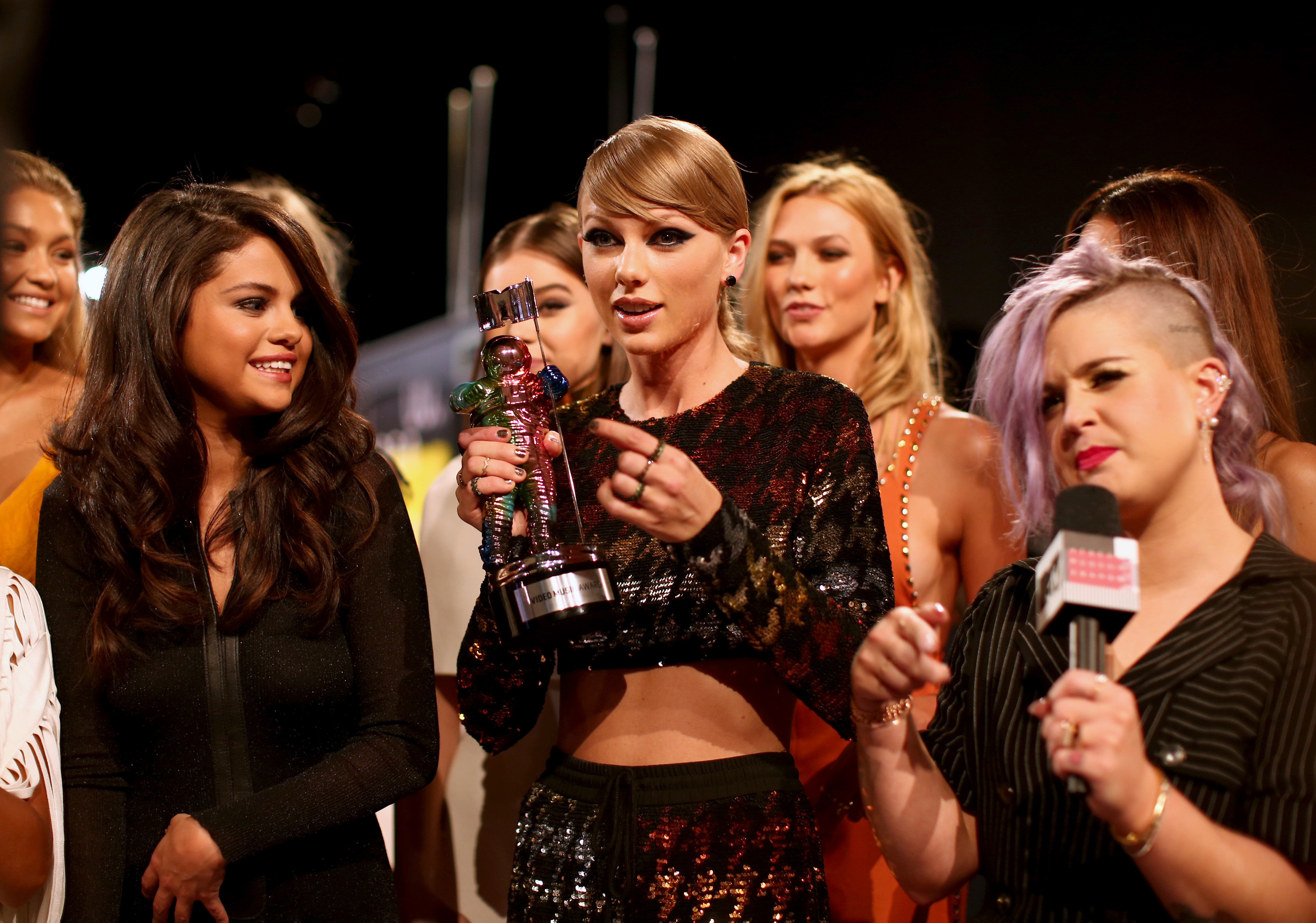 Singing actors. MTV VMA 2015 Тейлор Свифт. Тейлор Свифт и Селена Гомес. MTV VMA 2015 Taylor Swift. Selena Gomez Taylor Swift Miley Cyrus.