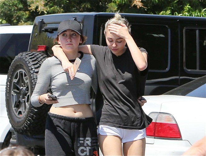 Miley Cyrus in Shorts 09 662 x 504